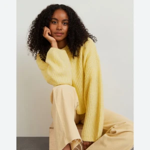 Gul stickad tröja - Säljer en mysig gul stickad tröja med en avslappnad passform. Tröjan har långa ärmar och en ribbad struktur som ger en skön och mysig känsla. Den är i storlek M men passar även mig som är i xs-s. Den är lite nopprig, därav priset. Köpt för runt 350kr. Perfekt nu till våren💛