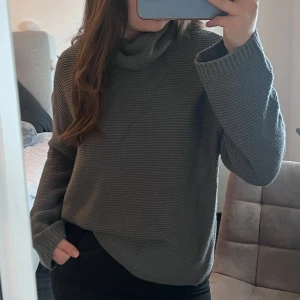 Grå ribbstickad polotröja - Mysig grå ribbstickad polotröja med långa ärmar och ribbade muddar. Strl m men passar som lite oversize för mig som är s. 