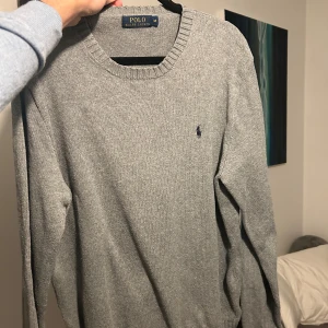 Stickad tröja från Polo Ralph Lauren - Grå stickad tröja, jätteskön och perfekt året om. Passar alla looker, använd väldigt få gånger. Nypris: ca 2000kr Mer bilder och beskrivning finns om så önskas. Pris kan diskuteras:) Mvh/ Philip