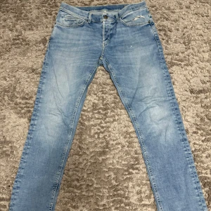 Dondup george  - Dondup George jeans-passform 35 benlängd 100 cm-midje mått 44 cm-ny pris runt 4000 kr- priset är inte skrivet i sten-kontakta vid frågor//Picoresell