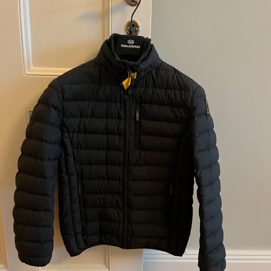 Svart dunjacka från Parajumpers möts Odenplan 