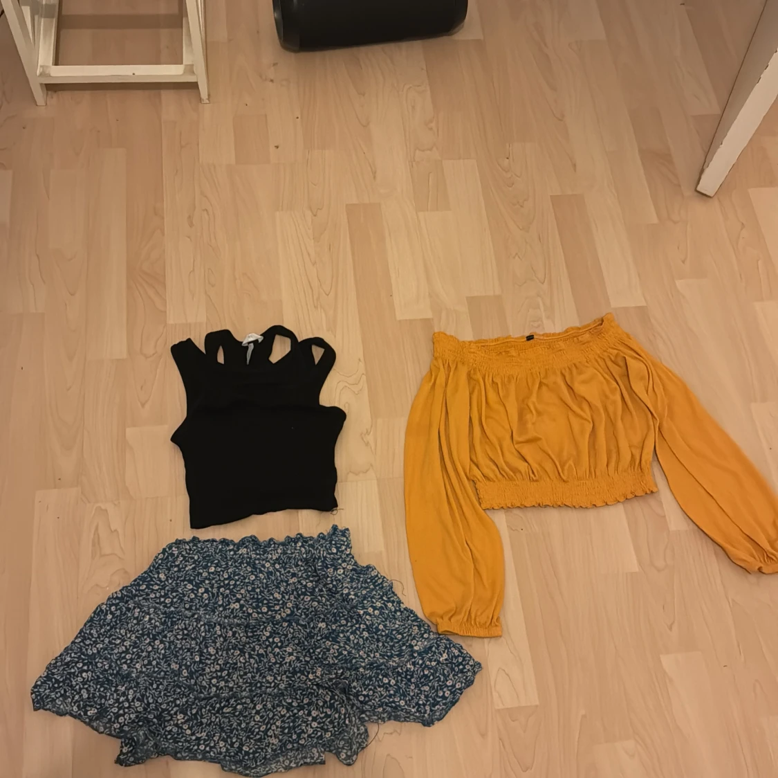 Svart ribbad topp och senapsgul offshoulder blus - 93