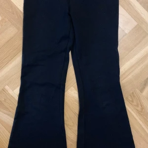 Svarta byxor från Gina Tricot - Snygga svarta byxor från Gina Tricot i en skön blandning av viskos och polyester. Byxorna har en bootcut-stil.