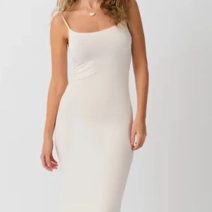 Vit axelbandslös klänning - Elegant vit klänning med smala axelband och en figurnära passform. Perfekt för sommarens alla tillfällen. Klänningen har en enkel och stilren design som framhäver silhuetten. Säljer den då den är för liten och inte passar.💞