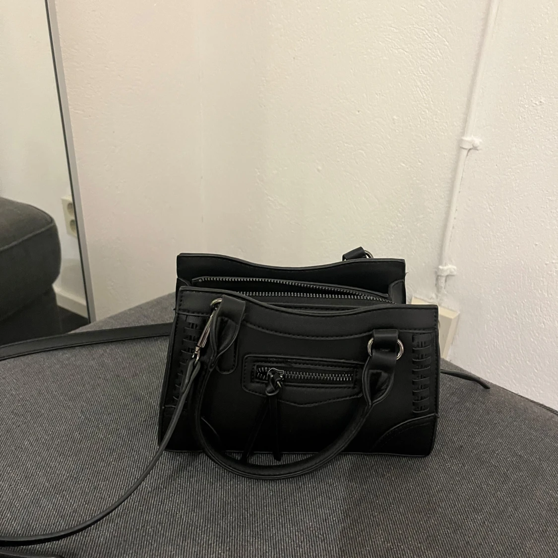 Svart axelväska med dragkedja