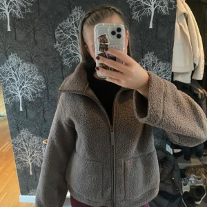 Teddy jacka hm - En supersnygg Teddy jacka som knappt är använd 🤎🤎