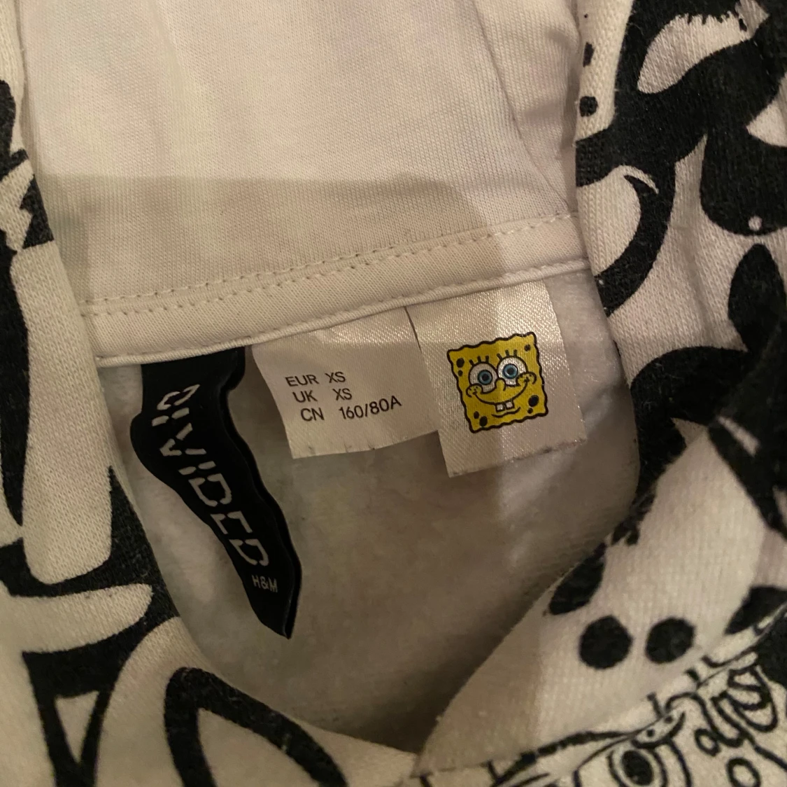 Svartvit mönstrad mjukisbyxa från Divided. Stolek i hoodie XS. 100kr för hoodien. Byxorna 150. - 3