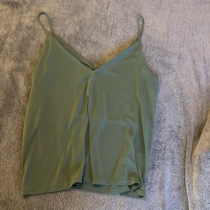 En sommar top från hm - Nästan helt ny top från hm nästan bara testad. Stor i storleken