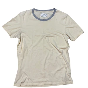 Maison Margiela Ringer tee - Cremé/beige/gul Ringer T-shirt från Maison Margiela. Storlek M