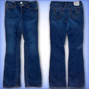 Ture religion jeans - Ett par fina bootcut true religion jeans!                      Defekter: gylfen är sönder. Hör av dig ifall du har fler frågor! ☺️