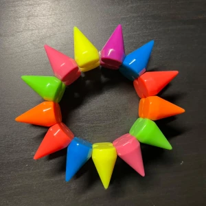 Färgglatt armband med taggar - Unikt armband med konformade taggar i neonfärger som rosa, gul, blå, grön och orange.
