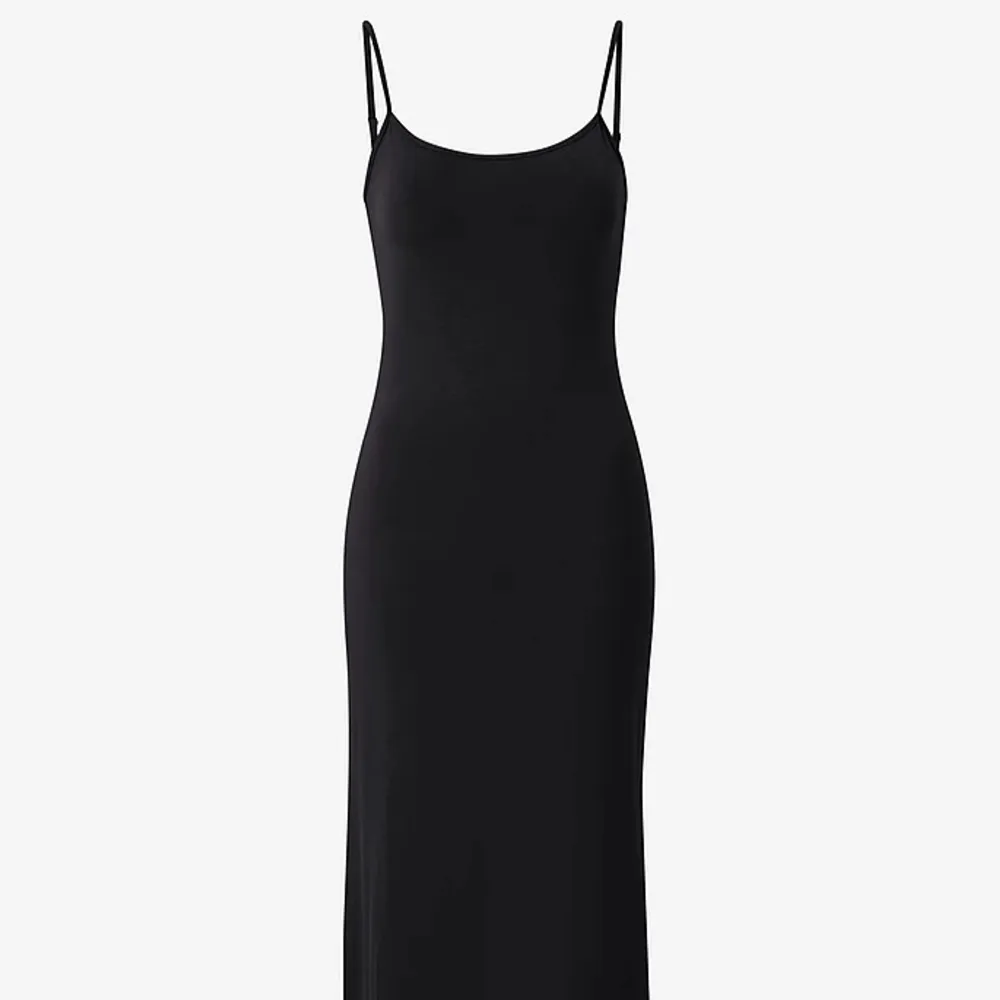 Elegant svart långklänning med tunna axelband och figurnära passform. Perfekt för en sommarkväll. Klänningen har inga defekter då den är oanvänd, saknar prislapp. Storlek xs men väldigt stretchig💘. Mekot.