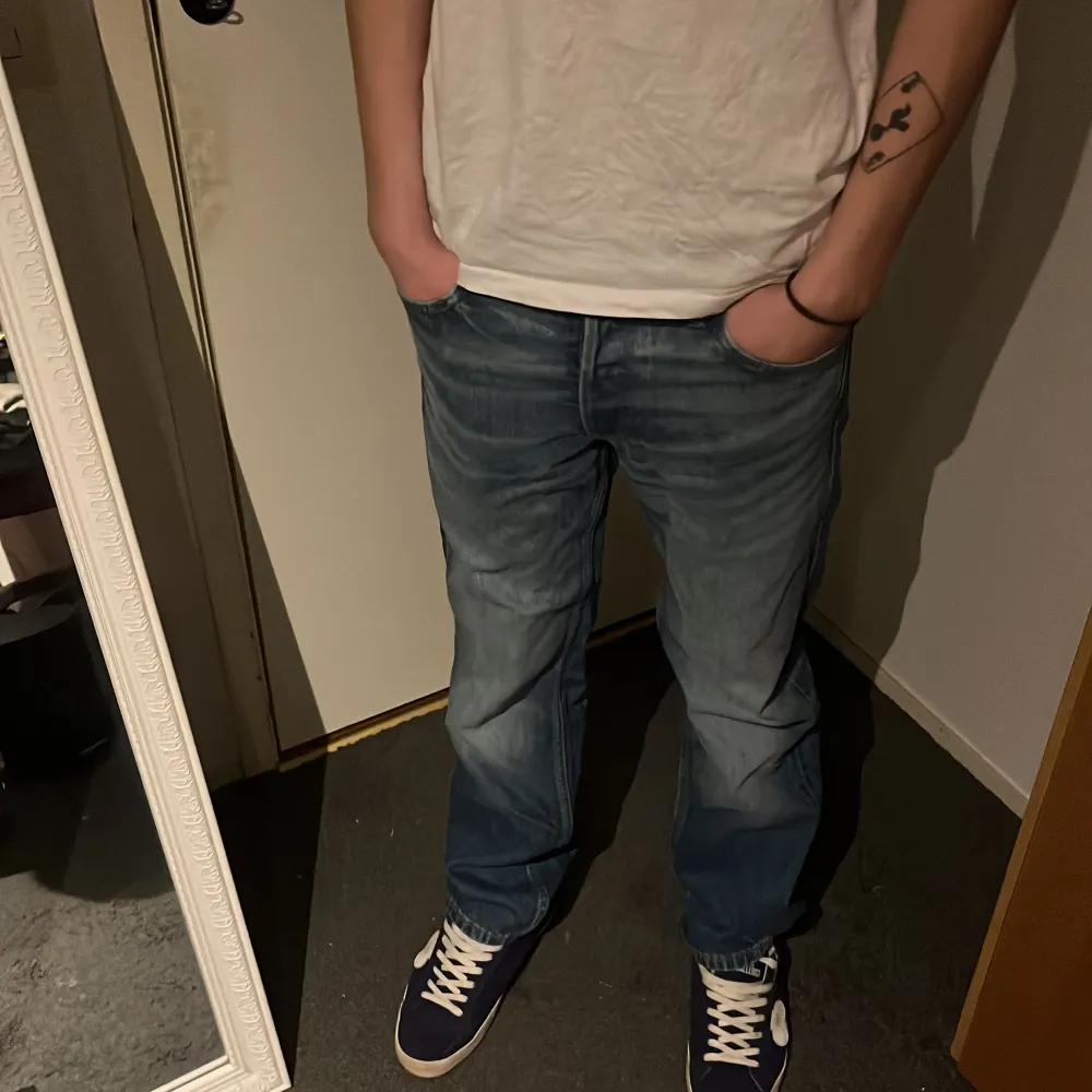 Jeans från weekday som inte används längre i storlek 28/32 i modellen klean.. Farkut & Housut.