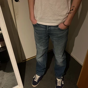 Blå jeans - Jeans från weekday som inte används längre i storlek 28/32 i modellen klean.