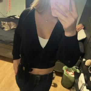 Snygg svart omlott kofta från SassyClassy, inga defekter 💗