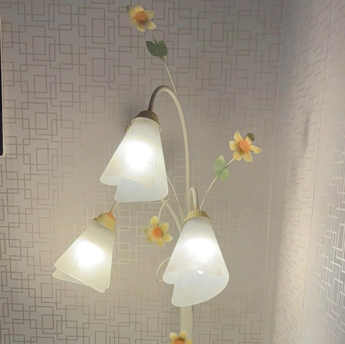 En vacker stå lampa med dekorations blommor - 90