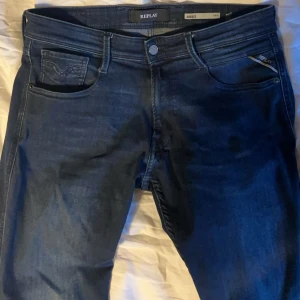 Mörkblå jeans från Replay - säljer ett par schysta brallor från replay i modellen Anbass. Storleken är 32 34. Bara att höra av sig om eventuella frågetecken.🔥🔥