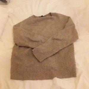 Beige/brun stickad tröja från Vero Moda - Ljus brun/beige stickad tröja från Vero moda i storlek M. Lite nopprig men inga andra defekter!💗