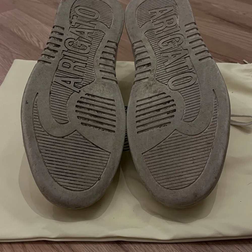 Stilrena sneakers från Axel Arigato. Använda ett fåtal gånger och säljer då jag vuxit ur dem.. Kengät.