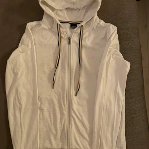 Vit Boss zip hoodie  - En vit BOOS zip hoodie storlek xs men passar s. 