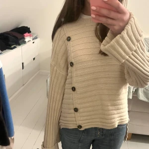 Zara tröja - Snygg beige tröja från Zara med knappar!🩷❤️