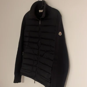 Moncler cardigan - Säljer min moncler cardigan då den bara hänger i garderoben. Jackan passar perfekt nu till våren. Pris kan diskuteras.