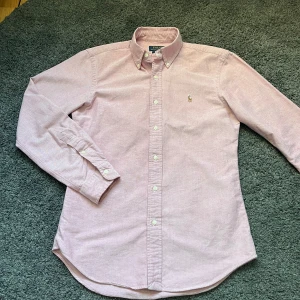 Rosa skjorta från Polo Ralph Lauren - Säljer en rosa skjorta från Ralph Lauren. Skjortan är slim fit och storlek S. Den har inga defekter!