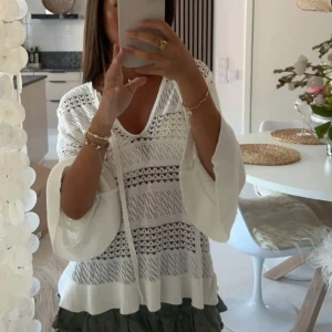 Vit virkad  tröja med vida ärmar - Säljer en vit tröja med v-ringning och vida ärmar. Köpt på plick , inga defekter💕