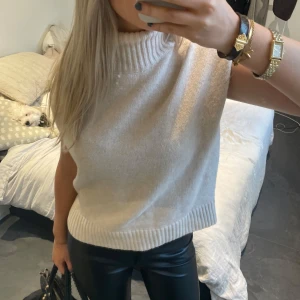 Beige ärmlös stickad topp - Stickad polotröja med korta ärmar 🤎🤎🤞🏽 jätte bra material och så gosig!!!