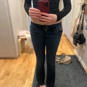 Mörkblå bootcut jeans från LTB - Snygga mörkblå bootcut jeans från LTB med klassisk femficksdesign. Jeansen har en låg midja och är perfekta för en avslappnad stil. Märket 'Valerie' syns på insidan av linningen. Dom har blivit tvättade så färgen är lite mer blå än åt det svarta hålllet 