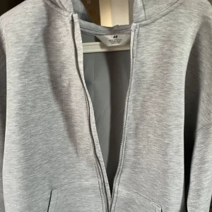 Grå hoodie från H&M - Grå zip hoodie från hm i nyskick. 