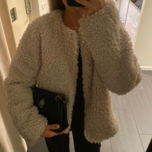 Beige teddyjacka - Mysig beige teddyjacka som man kan ha både öppen och knäppt. Perfekt för vår, sommar och höst. Mycket bra skick och inga defekter