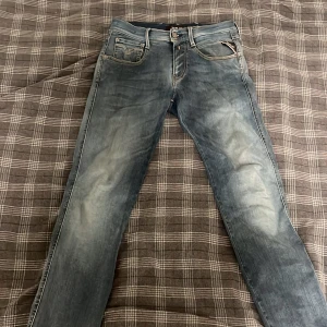 Replay Anbass Jeans - Snygga blå jeans från Replay i modellen Anbass. Storleken är 27/32 men sitter som 30/32