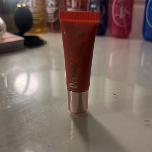 Ciaté Dewy Blush - Ciaté Dewy Blush i en smidig tub med skruvkork. Den har en fräsch, persikofärgad ton som ger en naturlig glöd till kinderna. Perfekt för en daggfrisk look.