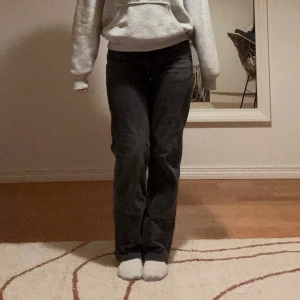 Svarta jeans - Säljer dessa supersnygga jeans då de tyvärr inte kommer till användning längre. Bara att skriva om du har några funderingar❤️