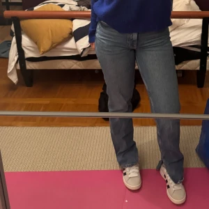 Blå jeans med slits - Snygga blå jeans med  klassisk femficksdesign. Perfekta för en avslappnad stil. De har en straight passform som ger en tidlös look. 