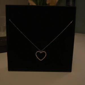 Hjärt halsband  - Säljer mitt halsband från Edblad då detta inte kommer till någon användning, använt kanske 10 gånger. Jättefint! 