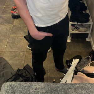 Denim projekt mr.red  - Ett par väldigt fräscha nya jeans som användts väldigt få gånger. Slim fit✅✅, jeansen kommer från denim projekt och versionen är Mr.red👖priset är inte hugget i sten💰💰💸