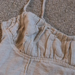 Beige linnetopp - Söt linnetopp från Nelly i storlek 34, knappt använd. Har även i svart! ❤️