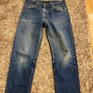 Valentino Jeans - Snygga blå jeans från Valentino med klassisk femficksdesign och knappgylf. Jeansen har en lätt tvättad look och är perfekta för en avslappnad stil. Märkeslogga på baksidan av midjan. Dessa jenas är raka. Skriv vid minsta intresse eller fundering✅