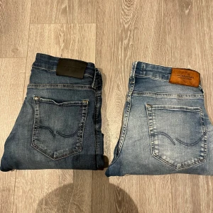 Blå jeans från Jack & Jones - Säljer två par klassiska blå jeans från Jack & Jones. De har en slim fit passform med en lätt tvättad look och femficksdesign. Små i storleken.  74 cm runt midjan på båda. Säljer båda för 659 tillsammans.  Perfekta för en laidback stil. Hör av er vid minsta fundering. 