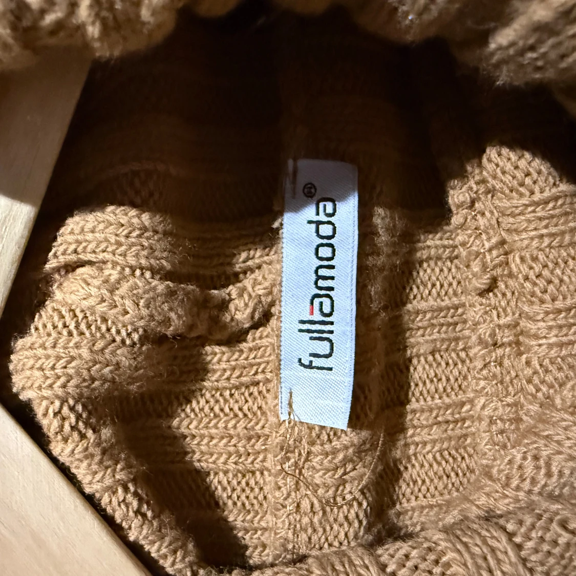 Brun ribbad stickad tröja från Fullamoda - 90