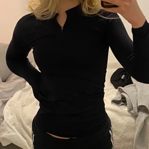 Svart träningströja - Superfin svart träningströja från aimn