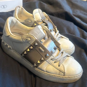 Valentino open med nitar - Snygga vita sneakers från Valentino med  nitar. Skorna har synliga tecken på andvändning. Men mycket kan fixas av att tvätta rent dom lite mer! Alla nitar är på, box tillkommer vid köp! Hör gärna av er för fler bilder☺️