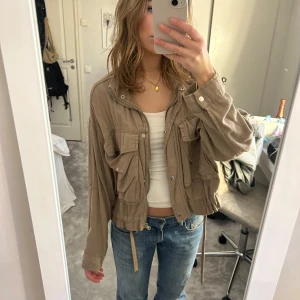 Tunn brun jacka💕 - Tunn brun jacka från pull and bear ❤️‍🔥storlek s💕