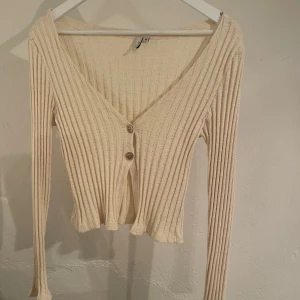 Croppad top från Nelly  - Jättemjukt och skönt material! Väldigt fint skick. Storlek M. Ärmarna är inte så smala som dom ser ut på bilden. 