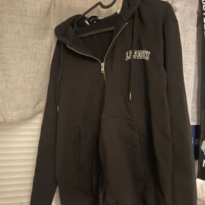 Svart hoodie från Les Deux - Säljer en svart hoodie från Les Deux med dragkedja och justerbar huva. Skick 9/10              Nypris: 999