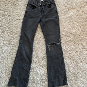 Svarta bootcut jeans  - Snygga svarta jeans med bootcut-stil från gina tricot. 