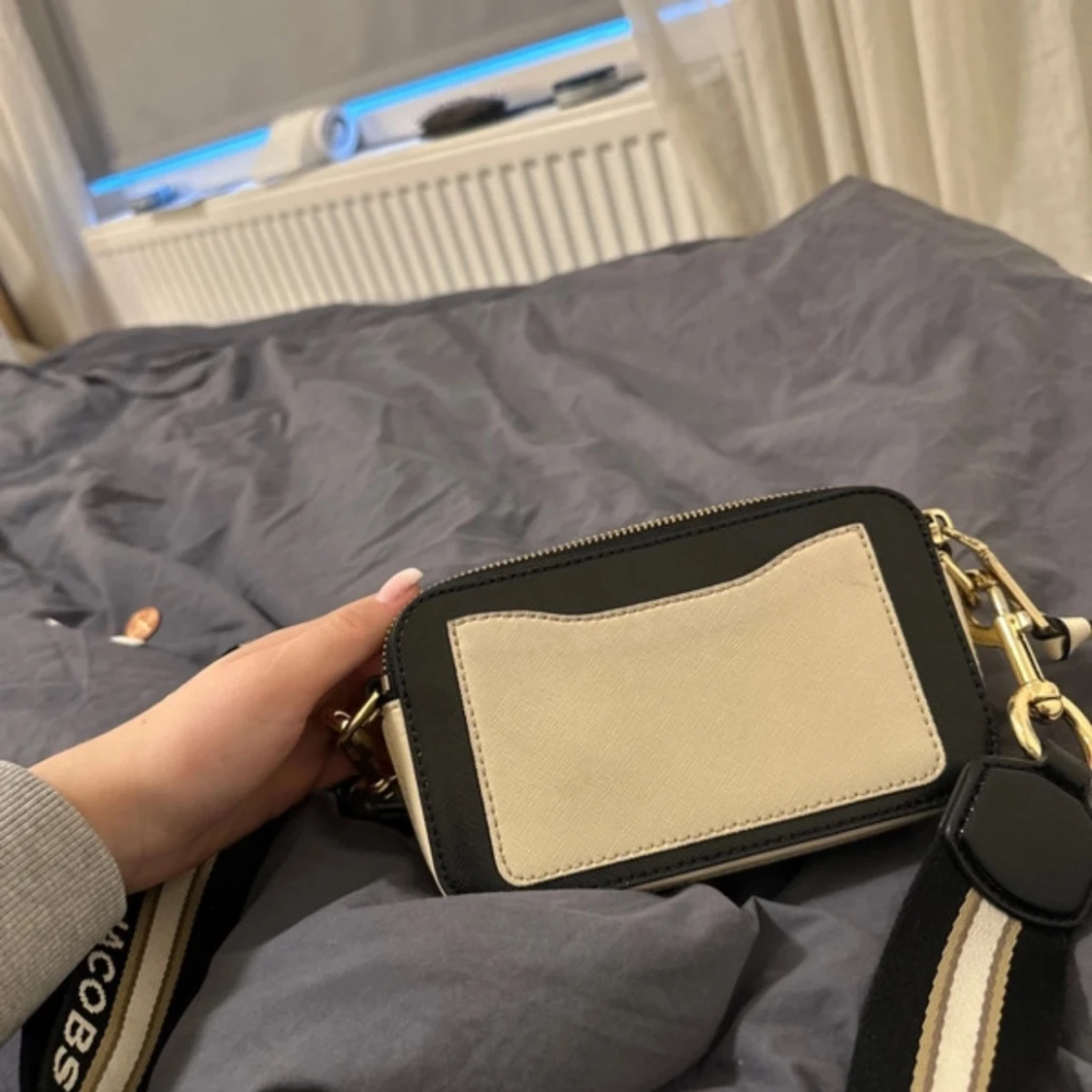 Beige och svart axelväska från Marc Jacobs Snapshot - 92