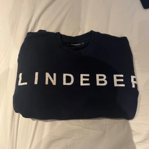 J Lindeberg tröja - J Lindeberg tröja i mycket fint skick. Ganska tjock. ”Jlindeberg” genom hela bröstet.